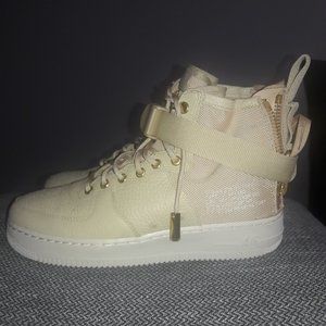 Nike SF Air Force 1 Mid shoes beige